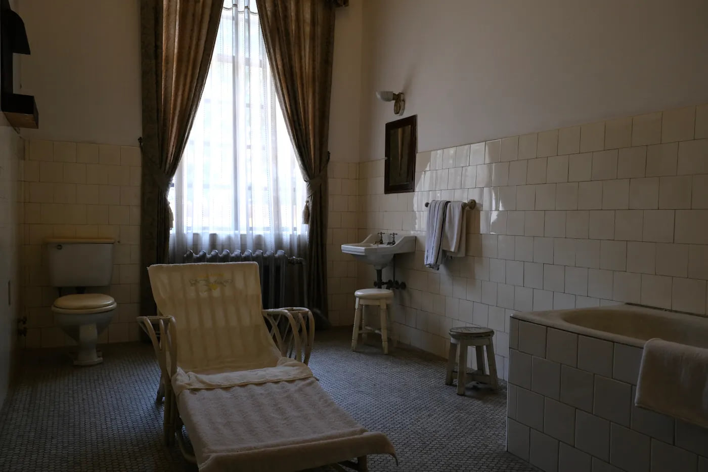 Baño de estilo anterior usado como ejemplo conceptual